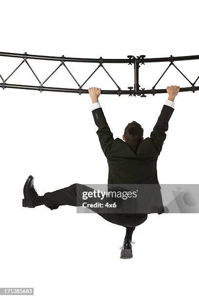 empresario montaje de una estructura de metal - colgar fotografías e imágenes de stock