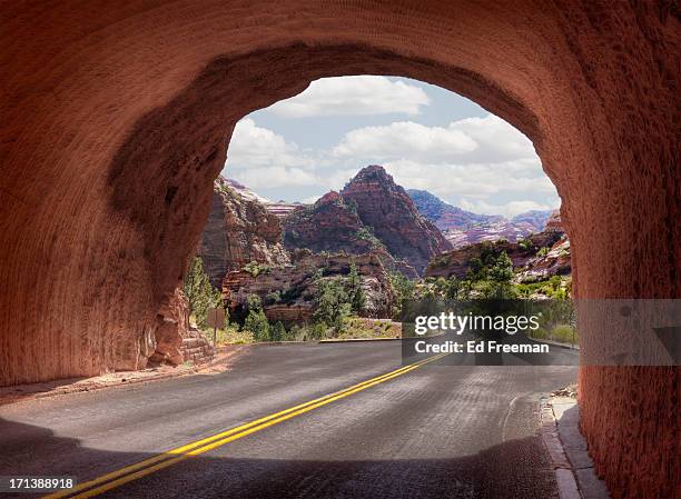 tunnel, zion national park - túnel de carretera fotografías e imágenes de stock