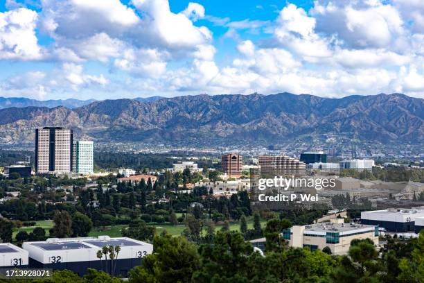 views of studio city, north hollywood, downtown burbank, and toluca lake - studio city 個照片及圖片檔