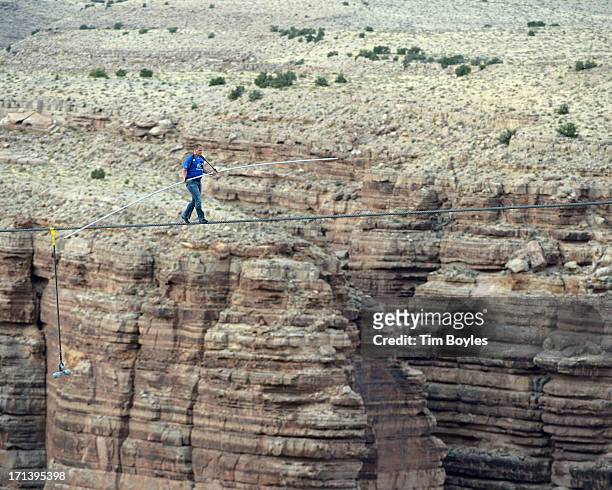 lavar Fracaso Útil 57 Tightrope Walker Nik Wallenda Walks Across The Grand Canyon Photos and  Premium High Res Pictures - Getty Images