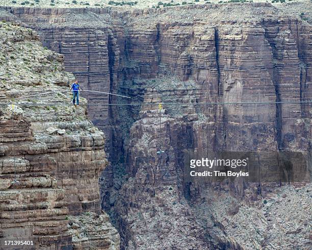 perfume Automatización una vez 51 fotos e imágenes de Tightrope Walker Nik Wallenda Walks Across The Grand  Canyon - Getty Images
