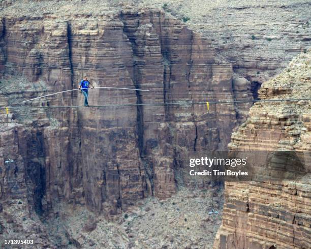 57 Tightrope Walker Nik Wallenda Walks Across The Grand Canyon Stock  Photos, High-Res Pictures, and Images - Getty Images