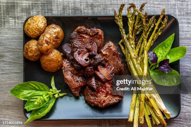 grilled lamb chop dish - varkenskarbonade stockfoto's en -beelden