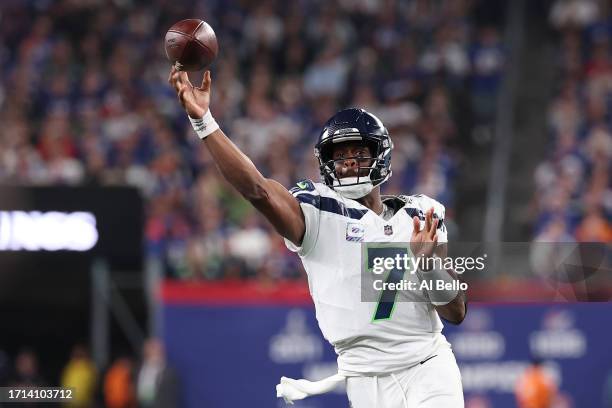 Geno Smith of the Seattle Seahawks throws a touchdown pass to DK Metcalf during the first quarter against the New York Giants at MetLife Stadium on...