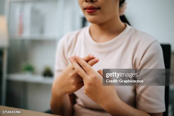 asiatische frau schaut unterricht gebärdensprache online-kurs kommunizieren per konferenz-videoanruf von zu hause aus - übersetzung stock-fotos und bilder