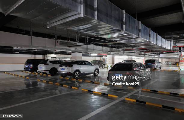underground parking lot - parking space imagens e fotografias de stock
