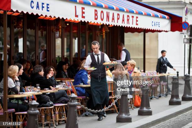 waiter serving food, cafe le bonaparte, saint germain, paris, france - bar paris stockfoto's en -beelden