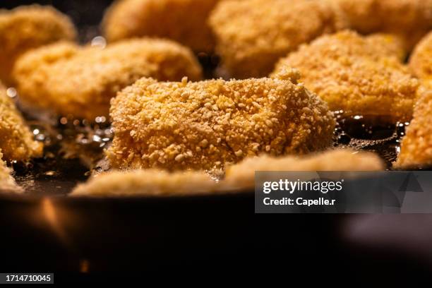 cuisine américaine - nuggets maison en train de frire - pan rallado fotografías e imágenes de stock