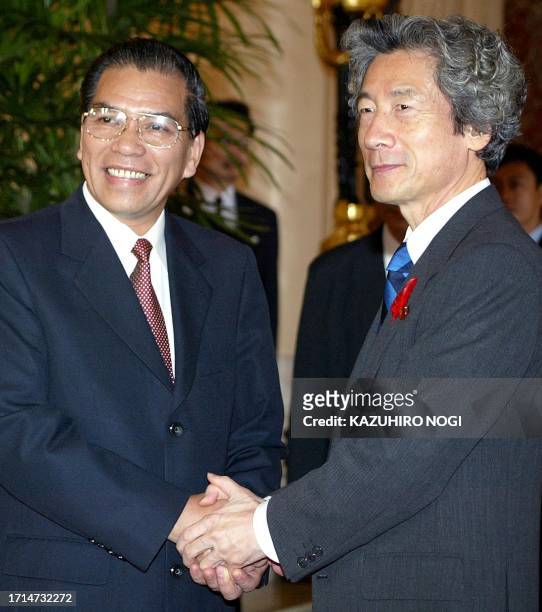 Visiting Vietnam Communist Party General Secretary Nong Duc Manh shakes hands with Japanese Prime Minister Junichiro Koizumi at the Akasaka state...