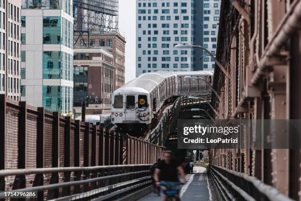 new york subway train crossing queensboro bridge - queens stad new york stockfoto's en -beelden