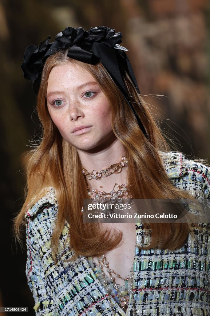 Chanel : Runway - Paris Fashion Week - Womenswear Spring/Summer 2024