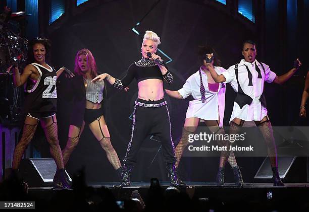 Pink Singer Crowd 166 Singer Pink Australia Fans Stock Photos, High-Res Pictures, and ...