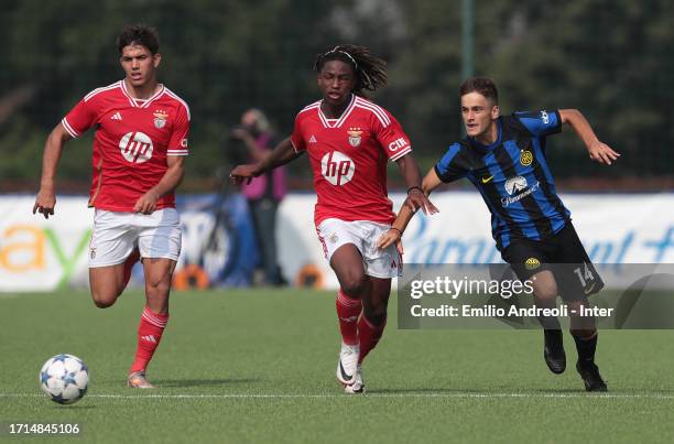 Thomas Berenbruch of FC Internazionale battles for the ball during the UEFA Youth League match between FC Internazionale U19 and SL Benfica at Konami...