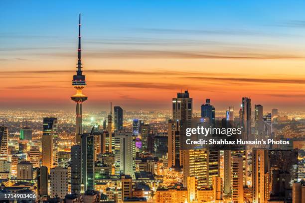 kuwait city evening - ciudad de kuwait fotografías e imágenes de stock