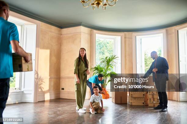 removals company helping family move into new house - home sweet home englische redewendung stock-fotos und bilder