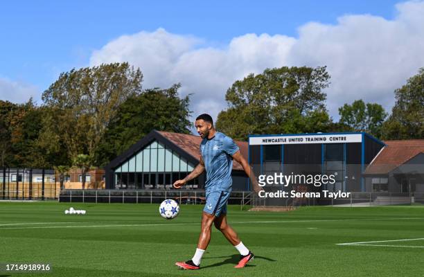 Callum Wilson juggles the ball during the Newcastle United Training session at The Newcastle United Training Centre on October 03, 2023 in Newcastle...