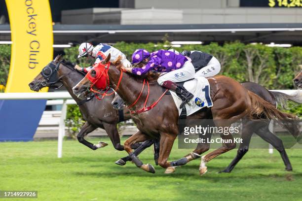 Jockey Hugh Bowman riding Superb Move wins the Race 1 Swallow Handicap at Happy Valley Racecourse on September 27, 2023 in Hong Kong.
