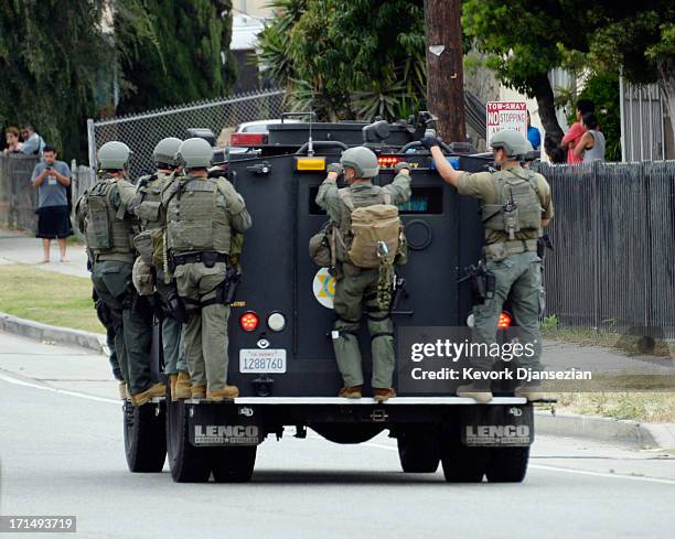 Los Angeles Police Swat Photos and Premium High Res Pictures - Getty Images