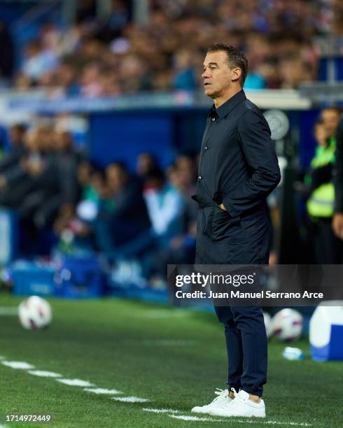 Head coach Luis Garcia Plaza of Deportivo Alaves reacts during the LaLiga EA Sports match between Deportivo Alaves and Athletic Bilbao at Estadio de...