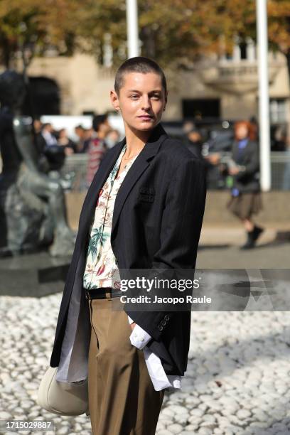 Emma Corrin attends the Miu Miu Womenswear Spring/Summer 2024 show as part of Paris Fashion Week on October 03, 2023 in Paris, France.