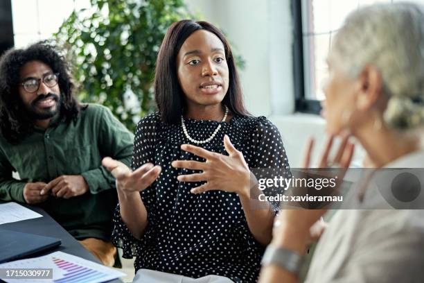 kollegen debattieren während einer geschäftsbesprechung - debatte stock-fotos und bilder