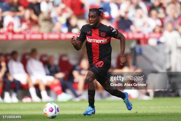 Jeremie Frimpong of Bayer Leverkusen controls the ball during the Bundesliga match between 1. FSV Mainz 05 and Bayer 04 Leverkusen at MEWA Arena on...