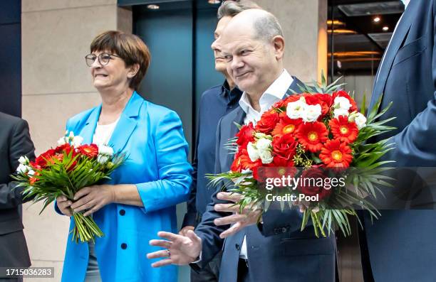 Saskia Esken, party leader of the SPD, Rolf Muetzenich, SPD parliamentary group and Olaf Scholz, German Chancellor before the start of a meeting of...