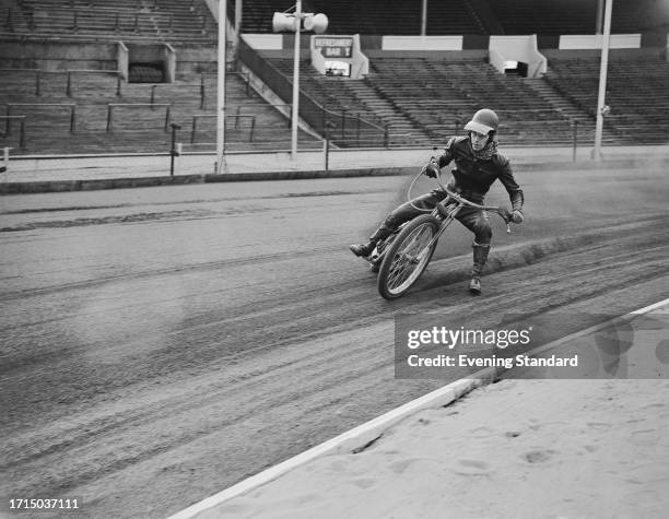 Peter Graham Rider 30,066 Speedway Rider Stock Photos, High-Res Pictures, and Images ...