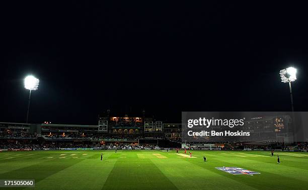 General view of play during the 1st Natwest International T20 match between England and New Zealand at The Kia Oval on June 25, 2013 in London,...