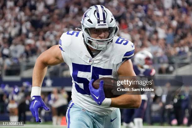 Leighton Vander Esch of the Dallas Cowboys runs with the ball after recovering a fumble during the first half against the New England Patriots at...