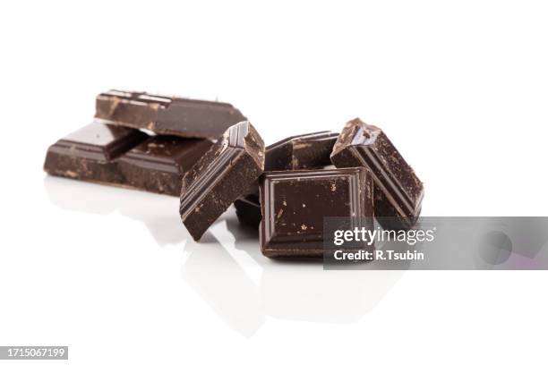 dark milk chocolate chopped on white background - chocolate bar foto e immagini stock
