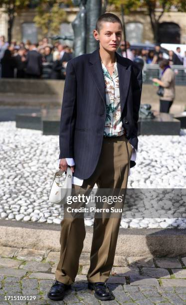 Emma Corrin attends the Miu Miu Womenswear Spring/Summer 2024 show as part of Paris Fashion Week on October 03, 2023 in Paris, France.