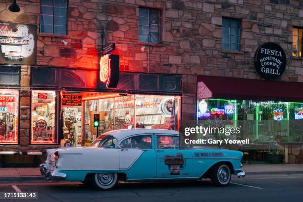classic car and neon signs in williams at night along route 66 - route 66 fotografías e imágenes de stock