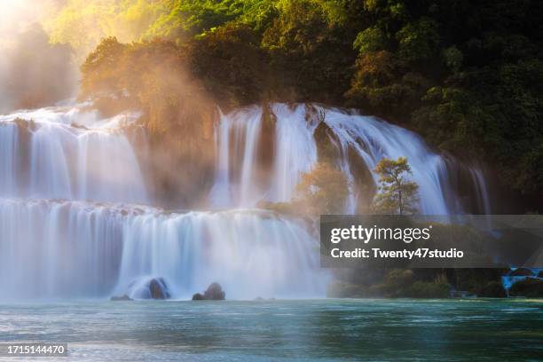 ban gioc waterfall in cao bang province, northern vietnam - rainy season stock-fotos und bilder