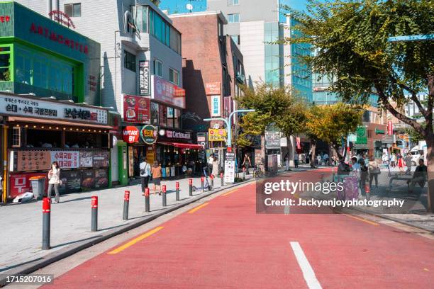 the famous shopping streets of hongdae - séoul photos et images de collection