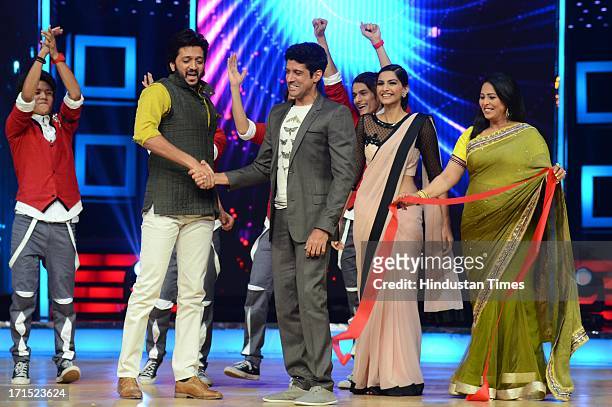 Indian Bollywood choreographer Geeta Kapoor with actors Farhan Akhtar , Sonam Kapoor and Riteish Deshmukh on the sets of India's Dancing Superstar to...