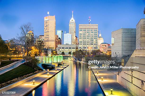 skyline indianapolis - indiana stock-fotos und bilder