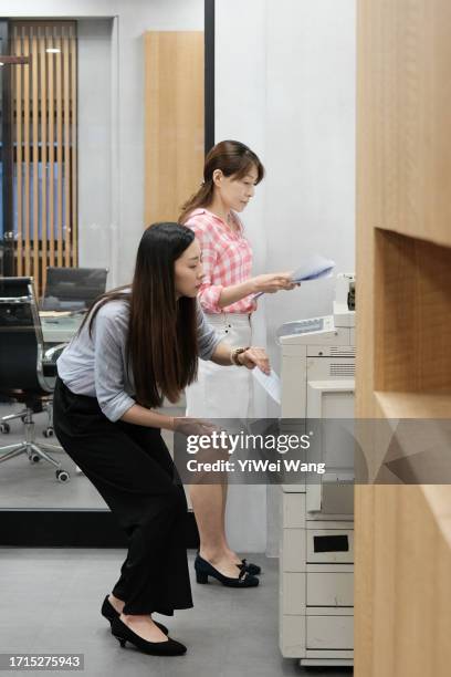 at the office - wang wei stock pictures, royalty-free photos & images