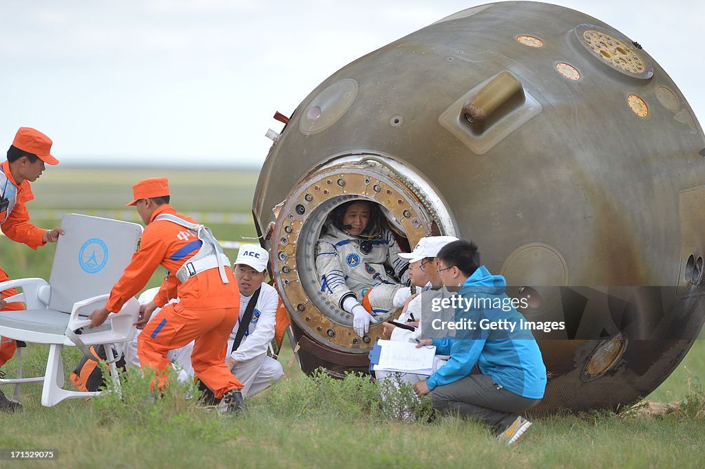 Shenzhou X Capsule Re-Enters And Lands In Inner Mongolia