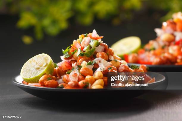 peanut masala chaat - masala stockfoto's en -beelden