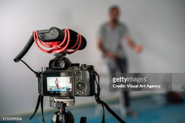 mirrorless camera recording video for social media close up vlogger horizontal still - mirrorless camera bildbanksfoton och bilder