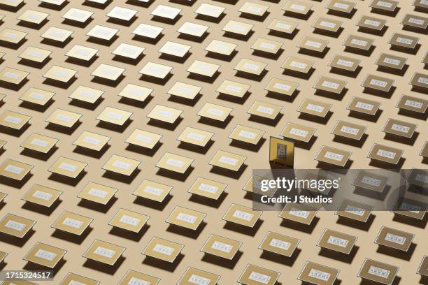 golden computer chip grid - domanda e offerta foto e immagini stock
