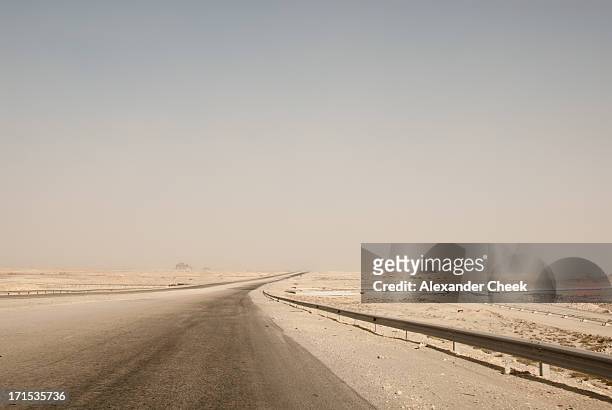 qatar desert road - qatar desert foto e immagini stock