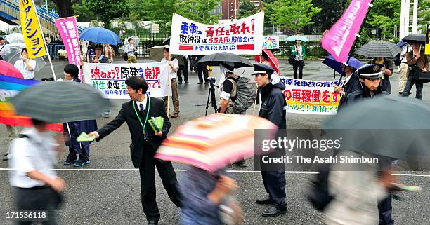 Anti-nuclear protesters demonstrate outside the Tokyo Electric Power Co shareholders meeting site on June 26, 2013 in Tokyo, Japan. Japan's all nine...