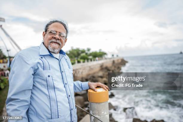 porträt eines älteren mannes auf dem strandsteg - dominikanischer abstammung stock-fotos und bilder