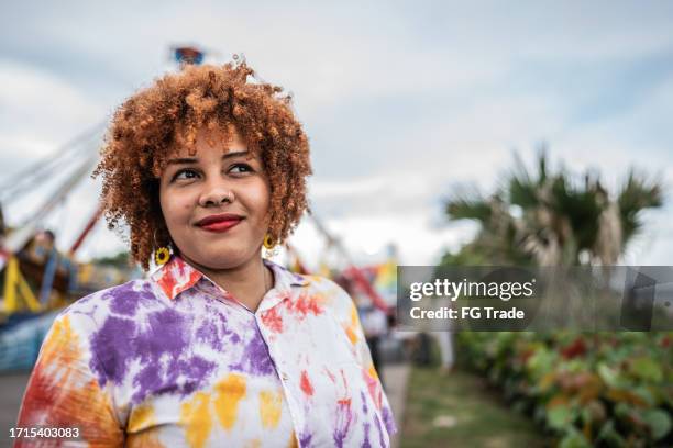 junge frau, die im freien kontempliert - dominikanischer abstammung stock-fotos und bilder