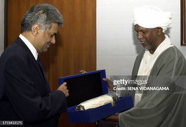 Sudanese Speaker of parliament Ahmed Ibrahim Al Tahir presents a gift to Sri Lankan Prime Minister Ranil Wickremesinghe in Colombo, 28 January 2003....