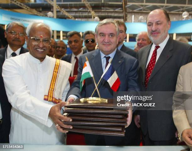 French Prime Minister Jean-Pierre Raffarin , Indian Minister of State for Defence O. Rajagopal and SNECMA chairman Jean-Paul Bechat pose at Yelahanka...