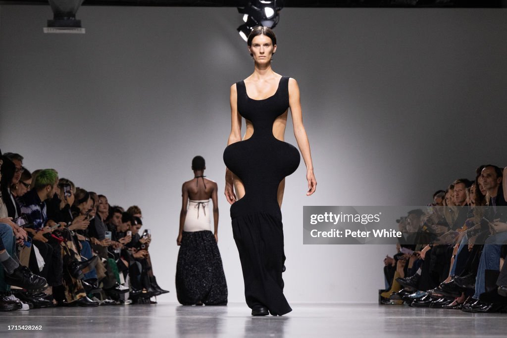 Duran Lantink : Runway - Paris Fashion Week - Womenswear Spring/Summer 2024