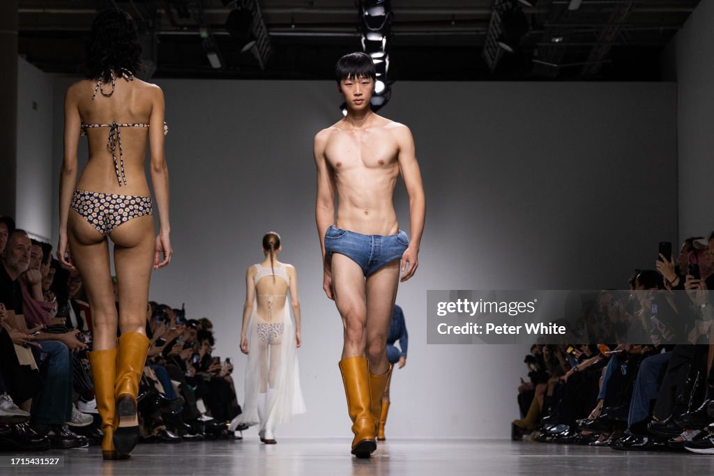 Duran Lantink : Runway - Paris Fashion Week - Womenswear Spring/Summer 2024